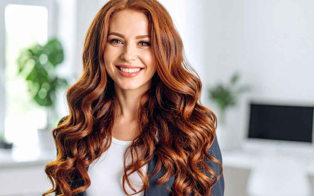 Frau mit langen, voluminösen Locken durch Extensions Echthaar Bonding – professionelle Haarverlängerung mit natürlichem Look